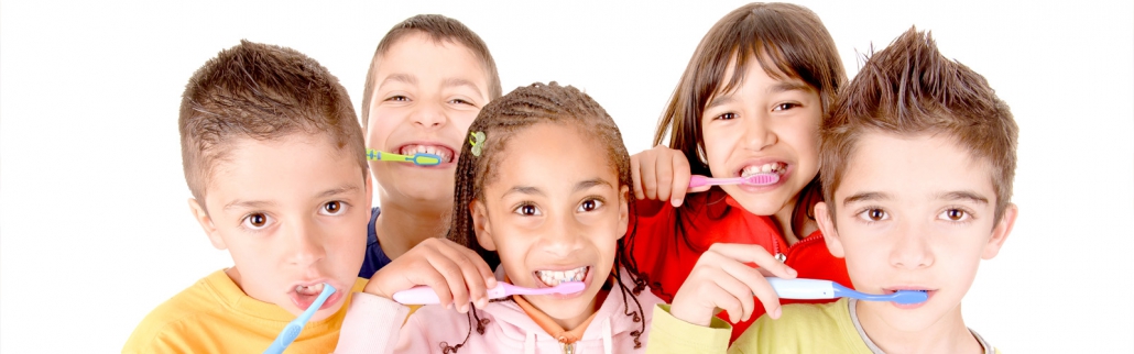 kids brushing their teeth